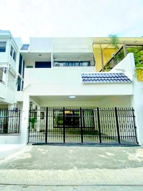 เซ็นทรัล พระราม 9 600 ม ให้เช่าบ้านหรู 3 ชั้น ดาดฟ้า 255ตร.ม. 22 ตร.วา. 6นอน MRTพระราม9 700ม. 4 น้ำตกแต่งครบ หรูหรา จัดเ 1