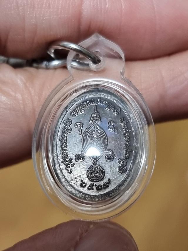 เหรียญลายเซ็นหลวงปู่ดู่ พรหมปัญโญ วัดสะแก อยุธยา ปี2529 คัดเนื้อคัดผิวสวยเลี่ยมกันน้ำ พร้อมขึ้นคอบูชา เปิด 4,500 บาท 4