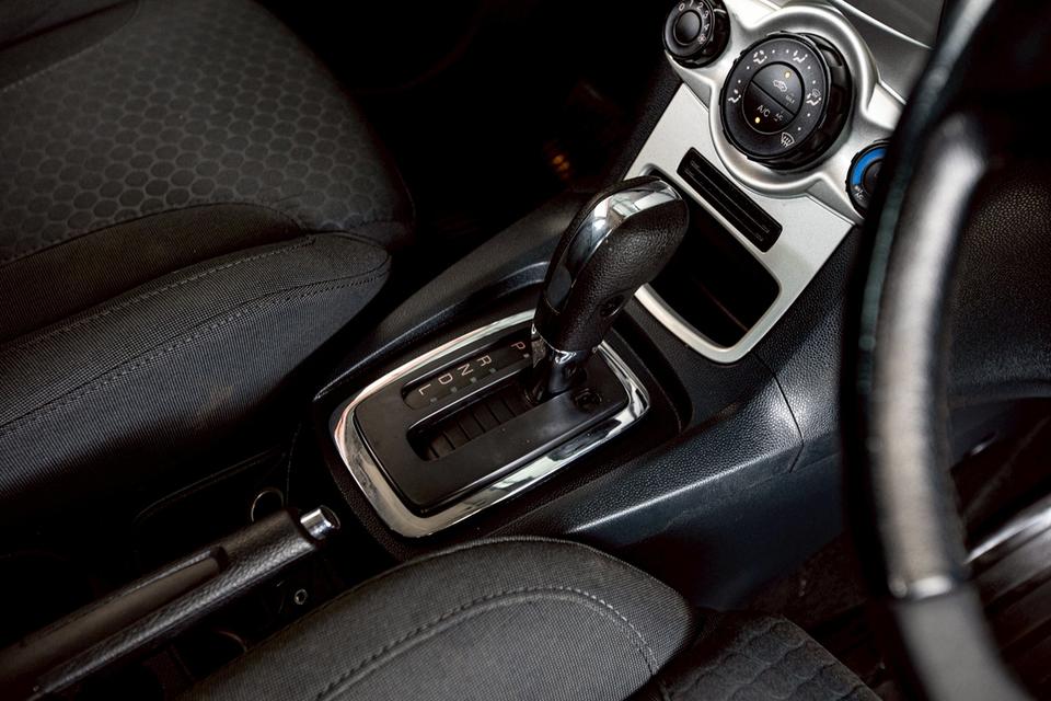 Ford Fiesta 1.5 Sport 5 ประตู สีเทา เกียร์ออโต้ ปี 2010 สวย สภาพดี  19