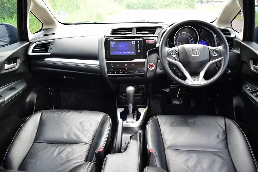 ปี2014จด15 ฟรีดาวน์ HONDA JAZZ GK เกียร์แพดเดิ้ลชิฟ SV / เบาะหนังแท้ แอร์จอ ครุสคอลโทล กุญแจคีเรท จอ กล้องหน้าหลังABS AIRBAG โทร0957401229 ไอดีไล UTBP