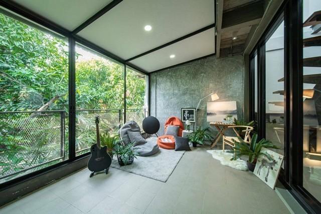 ขายทาวน์โฮม 3 ชั้น ตกแต่งครบ style MODERN LOFT เนื้อที่ 23ตร.ว. ซอยเอกมัย22 ถนนสุขุมวิท 69 ซอยในหมู่บ้าน เงียบสงบ เหมาะกับอยู่อาศัย ใกล้ BTSเอกมัย