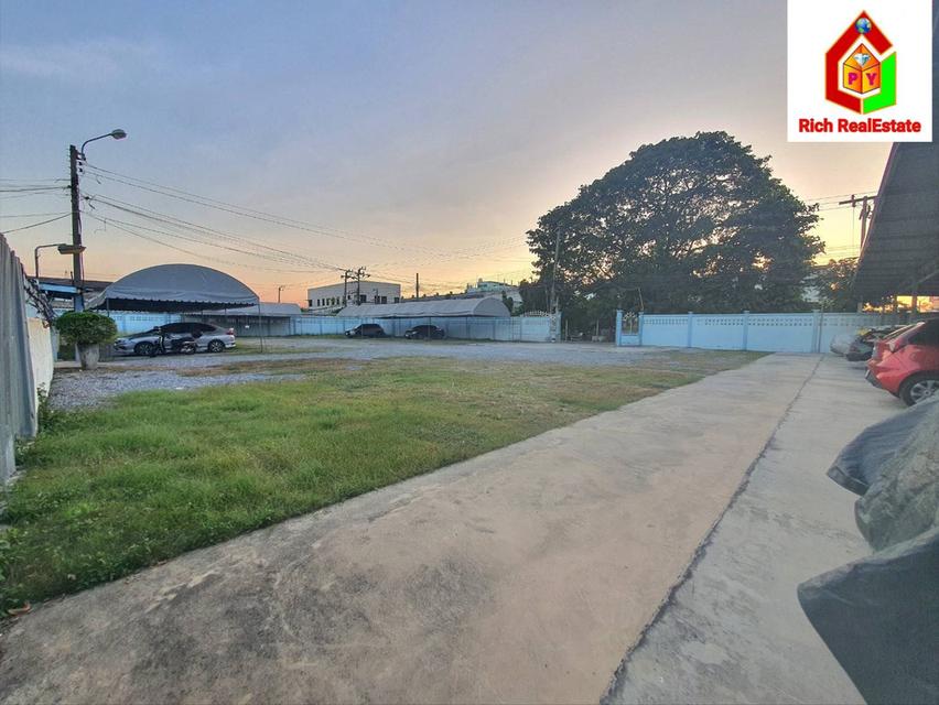 ขายถูกที่ดินเปล่า ซอยอ่อนนุช54 เข้าซอยมาประมาณ 450 ม.  เนื้อที่ 256 ตรว. แปลงที่ดินสวย ทำเลดี แหล่งชุมชน ใกล้รถไฟฟ้าสายสีเหลือง สภานีศรีนุช 8