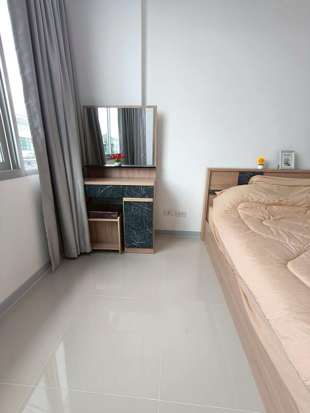 หมู่บ้านราชพฤกษ์  ถนนฉลองกรุง 61 ลาดกระบัง  หนองจอก  สุวินทวงศ  ์นัดชมบ้าน 085-318-6868 คุณวา 19