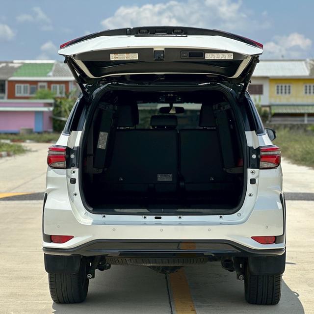 TOYOTA NEW FORTUNER 2.4REGENDER BLACKTOP 2WD ปี2021สีขาว เกียร์ออโต้ เครื่องดีเซล
