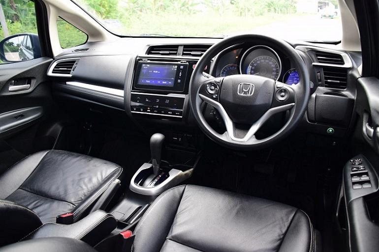 ขับสนุกวัยรุ่นชอบ / ฟรีดาวน์ HONDA JAZZ 1.5SV โฉมGK สีเทากัล /ออโต้ จอทัสกรีน เบาะหนังแท้ ครูสคอลโทล พุตสต๊าท /ประหยัดน้ำมัน /กล้องหลัง โทร0957401220 15