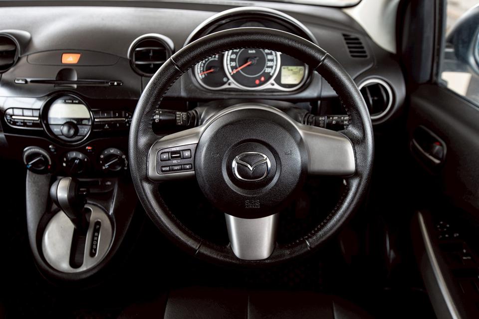 Mazda2 1.5 Spirit Sport สีขาว ปี 2013 มือเดียวป้ายแดง  16