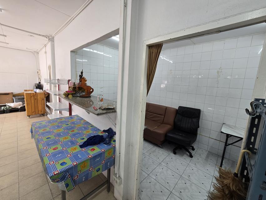 ห้องแถวพร้อมบ้านติดถนน 8