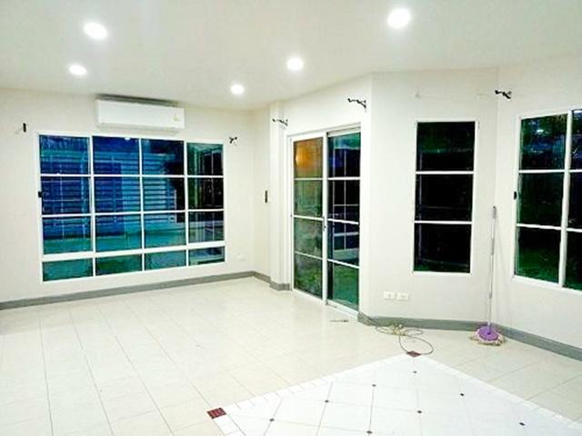 บ้าน 2ชั้น หลังมุม ม.พระจอมเกล้าลาดกระบัง ตลาดจตุจักรคุ้มเกล้า 3.6 กม รร.เตรียมอุดมพัฒนาการสุวรรณภูมิ 2.5 กม. สุวินทวงศ์ 4