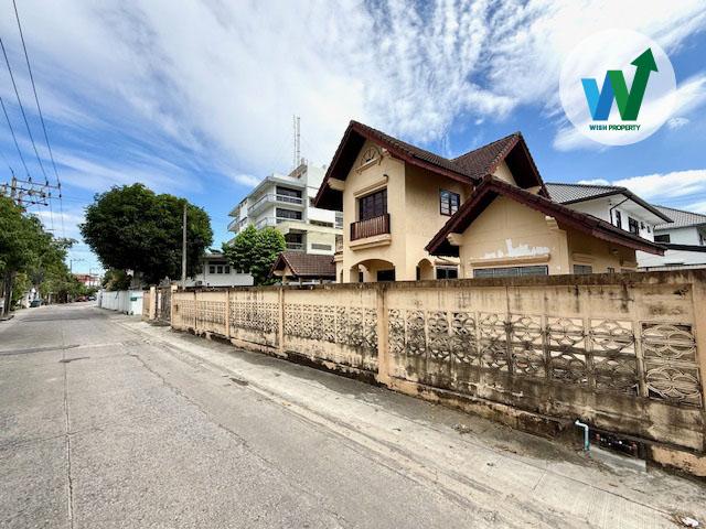 ขายที่ดินติดถนนอ่อนนุช พร้อมบ้านเดี่ยว 98 ตร.ว. แปลงมุม พื้นที่กว้าง มีห้องแม่บ้าน ใกล้รถไฟฟ้า BTS ทางด่วน มอเตอร์เวย์ 1