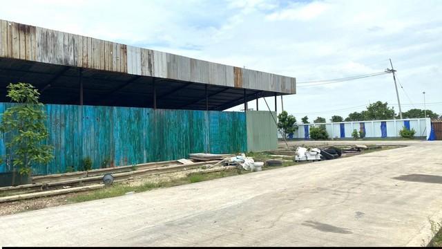 ขายและให้เช่าโกดังเมืองฉะเชิงเทรา พื้นที่ 2 ไร่ พื้นที่สีเหลือง โกดังประมาณ 400 ตารางเมตร มีบ้านน็อคดาวน์ 1 หลัง รั้วล้อ 5