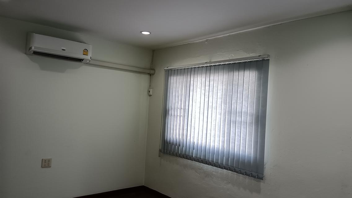 ให้เช่าทาวน์เฮ้าส์ Renovate ใหม่ ลาดพร้าว 47 แยก 9-5 2 ชั้น 26 ตร.ว. จอดรถ 2 คัน ใกล้ BTS 10