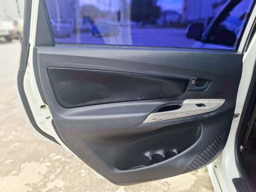 ขออนุญาตขายรถใช้เองตั้งแต่ป้ายแดง จะไปเล่นรถไฟฟ้าแล้ว  avanza 1.5s ปี13 มือเดียวป้ายแดง  13