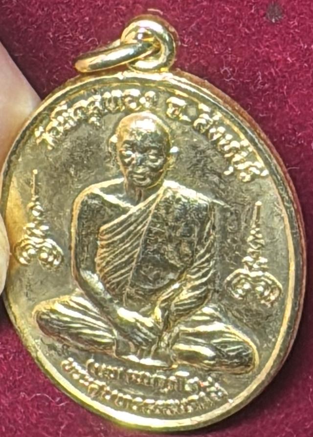 หลวงพ่อแพ วัดพิกุลทอง สิงห์บุรี เหรียญนั่งสมาธิเต็มองค์ ปี 2529 เนื้อทองแดงกะไหล่ทอง รูปที่ 13