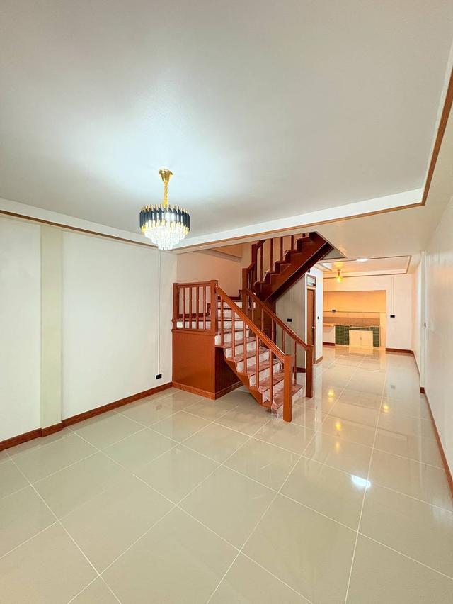 หมู่บ้านบุศรินทร์    5