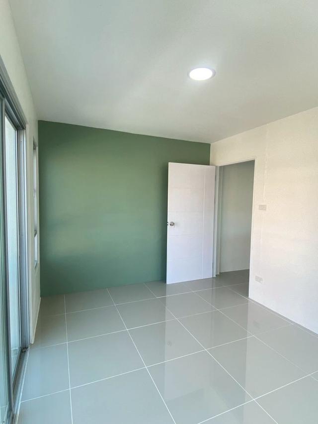 ทาวน์เฮาส์ 2 ชั้น ,หลังมุม เนื้อที่ 23.9 ตร.วา ขายหมู่บ้านกลอรี่เฮาส์ ถ.รามอินทรา 65 แยก 2-2 แขวงท่าแร้ง เขตบางเขน กรุงเทพฯ  11