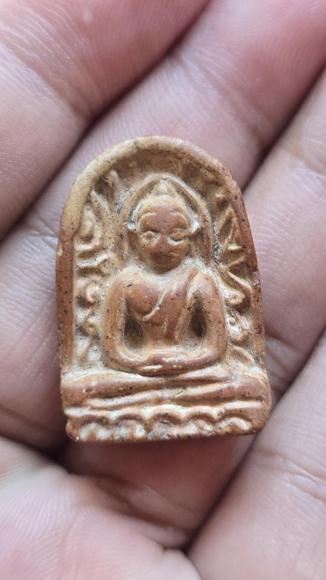 พระซุ้มกอพิมพ์ใหญ่มีกนก กรุล่นทุ่งเศรษฐี