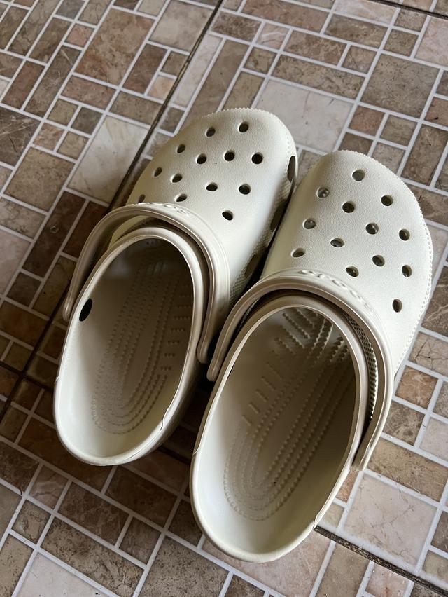 รองเท้า crocs คลาสสิคสีครีม รูปที่ 2