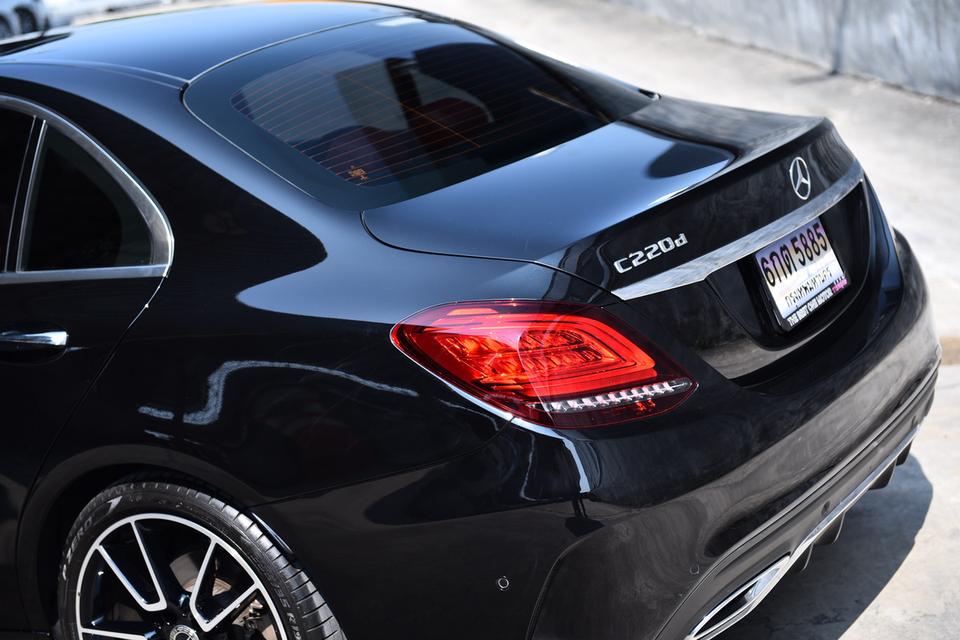 🎊"TOP OPTION เพียง 60,000 กิโล C220D ดีเซล AMG DYNAMIC ทะเบียนคืน"สีดำ🎊⚡ รูปที่ 5