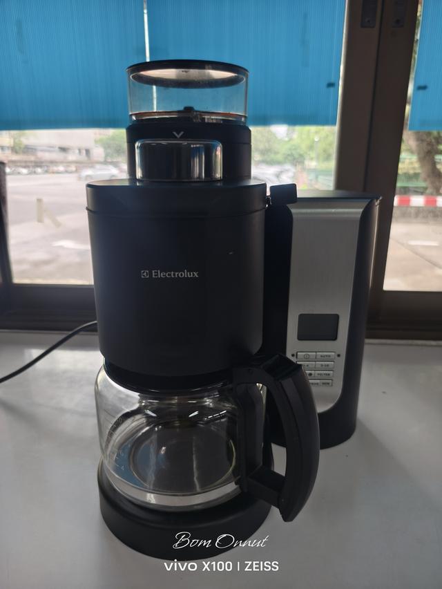 ขายเครื่องชงกาแฟ Electrolux ขายตาม สภาพเก่าเก็บไม่ค่อยได้ใช้เครื่องเปิดติดแต่ ไม่มีกาแฟ 900รอรับหน้าบ้านได้เลยครับ