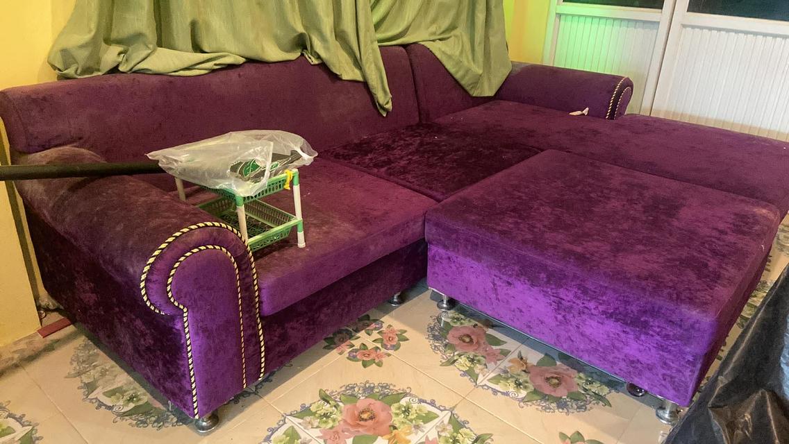 โซฟาสีม่วงสีสดใสผ้ากำโซฟาสีม่วงสีสดใสผ้ากำมะหยี่มีตำหนิเล็กน้อยมือสองนะคะ 30,000 บาทค่ะ