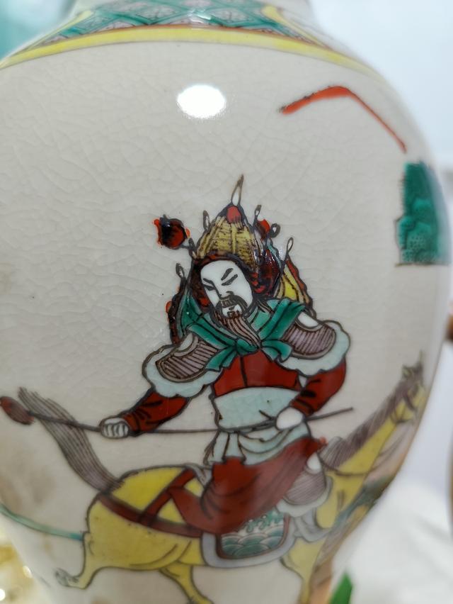 แจกันกระเบื้องเคลือบแตกลายงาแบบจีน (Chinese Crackle Glaze Porcelain Vase) ที่ตกแต่งด้วยลวดลาย นักรบโบราณ (Warrior Scene) รูปที่ 4