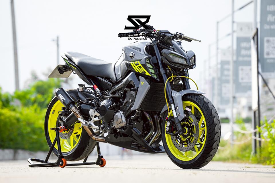 2017 Yamaha mt09 ปี 2017 สีเทา-ล้อเขียว ตัวแรง สายซิ่ง จอดเท่ ขี่เด่น หล่อครบในคันเดียว!