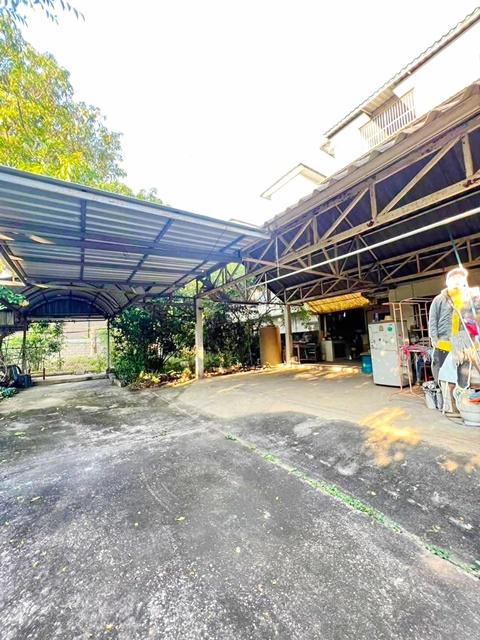 สนามบินลำปาง 1.15กม. ที่ดินใหญ่มาก 125ตรว. อาคารพาณิชย์ 4 ชั้น 2คูหา ที่ดินหลังบ้าน 8นอน 500ตรม. บิ๊กซี ลำปาง 2.3 กม. แม