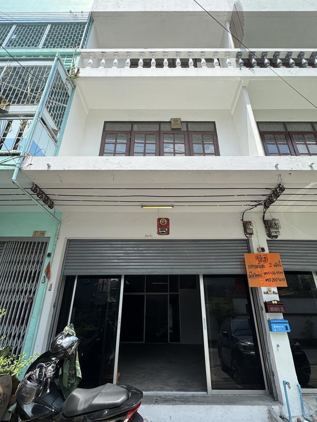 ทาวน์เฮาส์ 3 ชั้น ลาซาล 32 ติดถนนหลัก 7