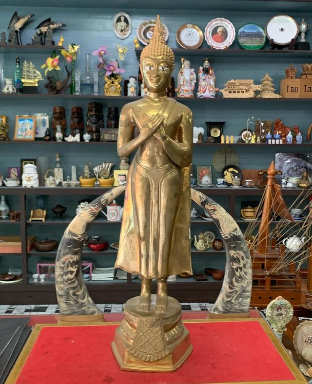 พระพุทธรูป องค์ใหญ่ เนื้อทองเหลือง