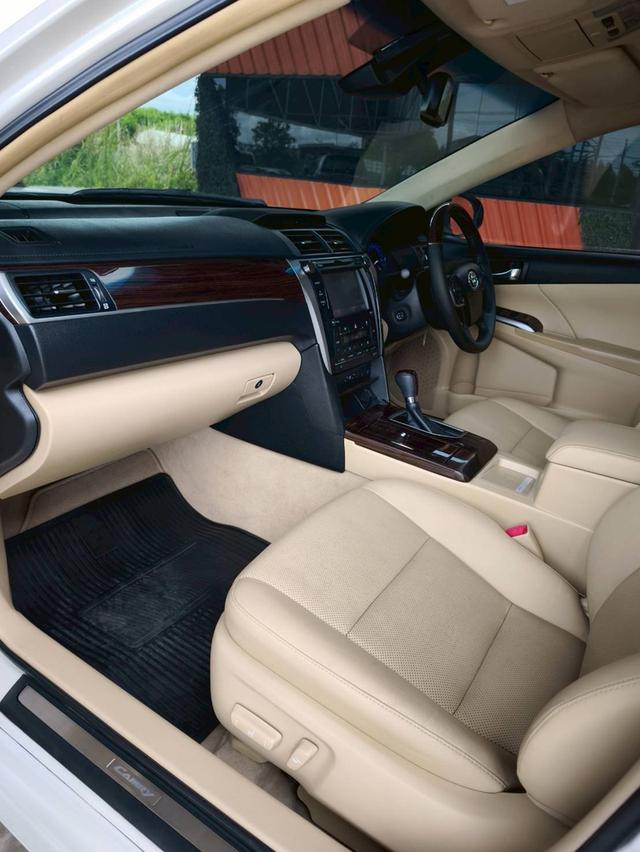Toyota Camry 2.5 Hybrid Premium 6