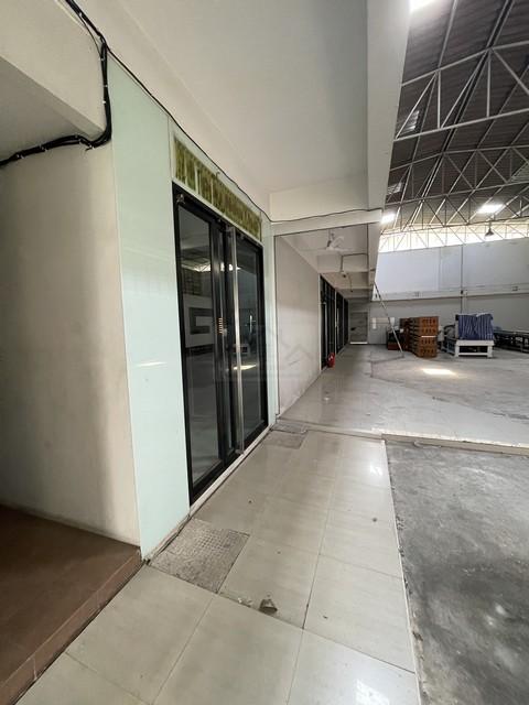 ให้เช่าโกดังขนาดใหญ่พร้อมออฟฟิศ บนเนื้อที่ 200 ตรว. ซอยบางนาตราด 32 ไฟฟ้า 3 เฟส เหมาะสำหรับทุกประเภทธุรกิจ ใกล้เซ็นทรัลบ 7