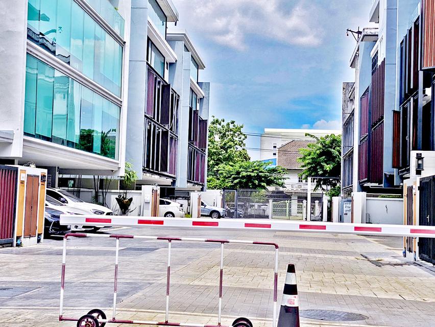 ขายโฮมออฟฟิศใกล้รถไฟฟ้า ฮอฟฟ์ เอกมัย-รามอินทรา Hoff Ekamai-Ramindra ออกแบบและพัฒนาโครงการโดยทีมสถาปนิก 13