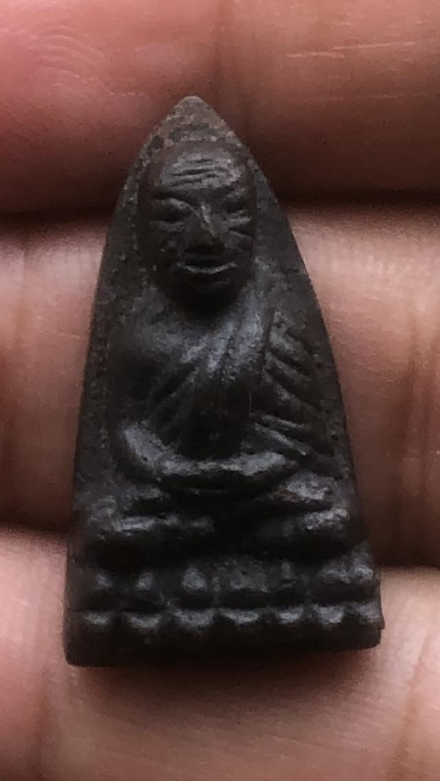 พระหลวงปู่ทวดหลังเตารีดเล็กอาปาเช่แข้งขีด วัดช้างให้ ปี2505