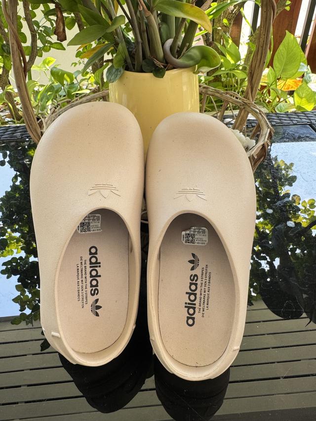 รองเท้า adidas แท้ ไม่ค่อยได้ใส่ สภาพดีมาก