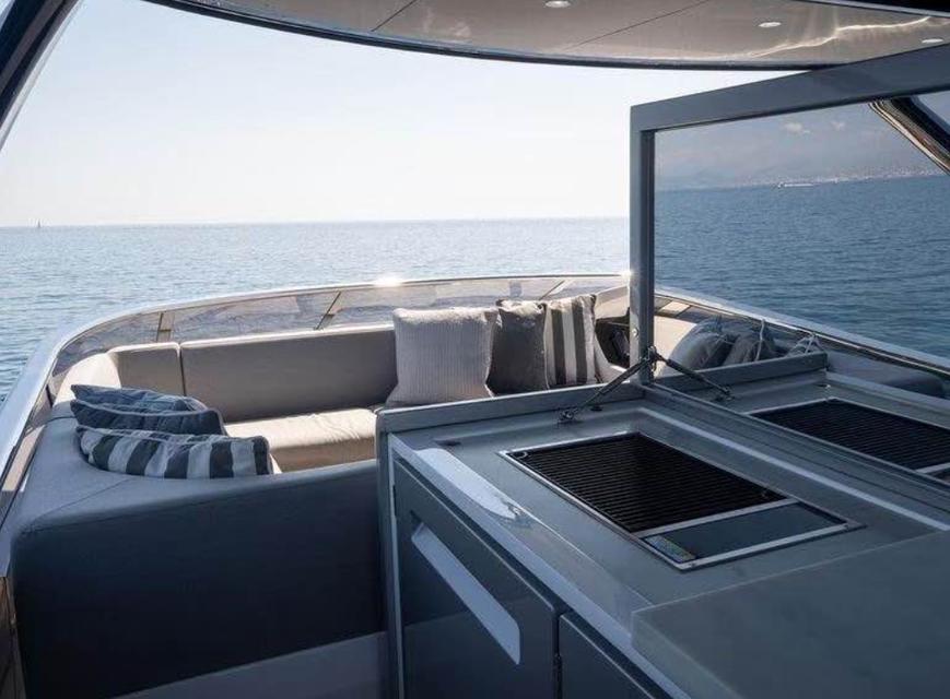 2022 Sunseeker 88 luxury Yacht 4