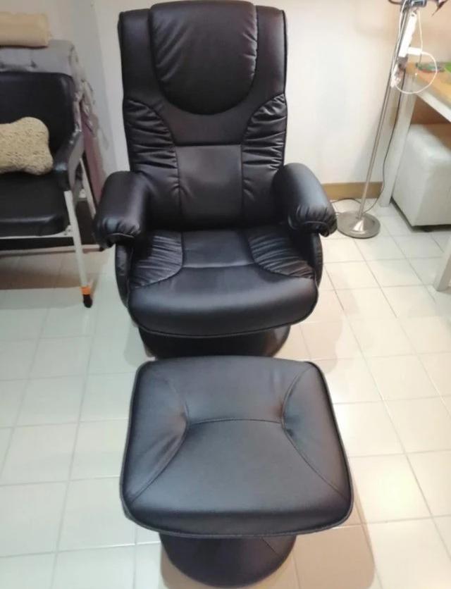 เก้าอี้นวมสีดำ พร้อมที่พักเท้า