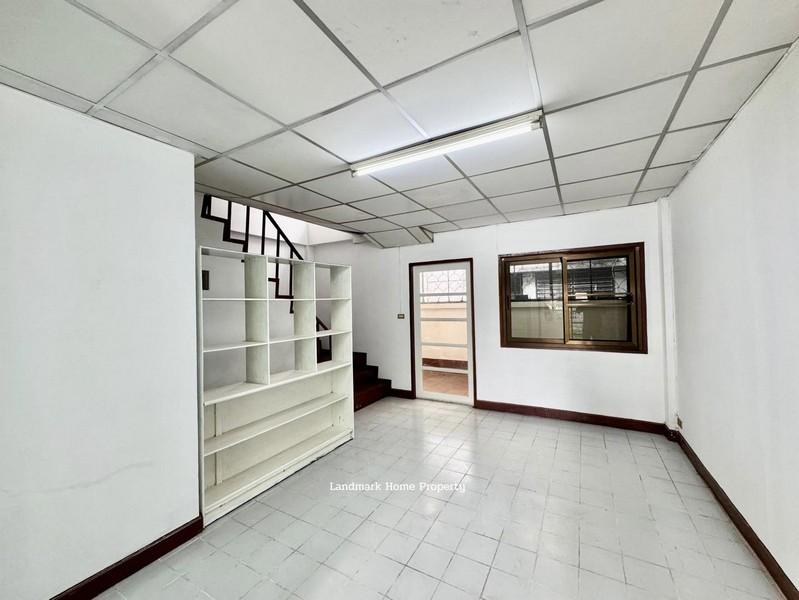 LM25-0075 ขายทาวน์เฮ้าส์ 2 ชั้น ใกล้เซ็นทรัลแจ้งวัฒนะ ปากเกร็ดวิลเลจ เนื้อที่ 17.5 ตรว 3นอน 2น้ำ พร้อมอยู่ 3