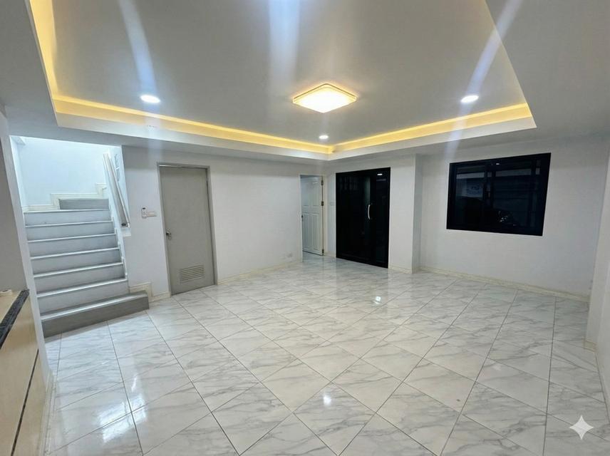 โฮมออฟฟิศ 4 ชั้น หมู่บ้านสินธานี ลาดพร้าว 80 5