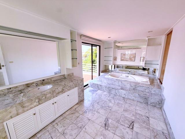 ซอยเสรีไทย 51-61 4นอน ให้เช่าคฤหาสน์ Pool Villa 3ชั้น 200ตารางวา Chocolate Ville 2.1 กม. 1,200ตรม. 3น้ำ มีอ่างน้ำวน สนาม 7