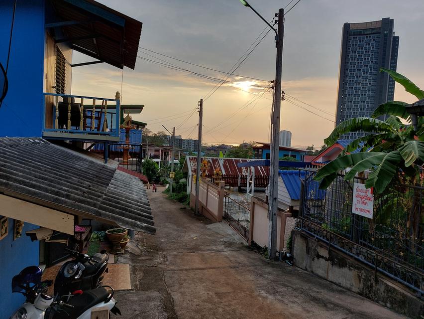 บ้านเดี่ยวบนเขา 54 ตรว. 2 ห้อนนอนใหญ่ 4x4 เมตร พร้อมโรงจอดรถเล็กได้ 2 คัน มีรั้วรอบขอบชิด มีมุ้งลวด เหล็กดัด ผ้าม่าน แอร์ เครื่อวทำน้ำอุ่น ครัว 4