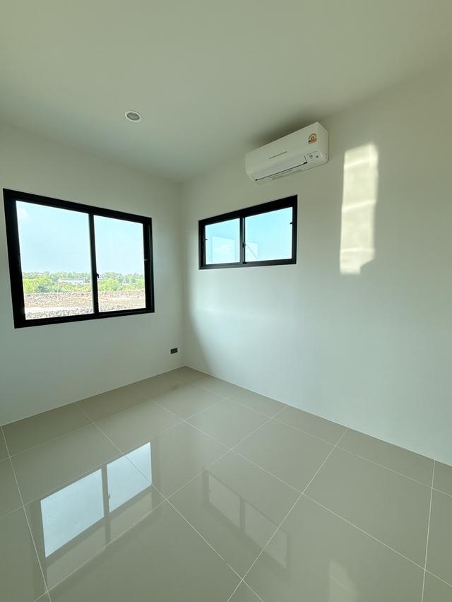 บ้านแฝด 2ชั้น 45ตร.วา 4ห้องนอน 3ห้องน้ำ 1ห้องเอนกประสงค์ 1ห้องครัว 1หัองซักล้าง พร้อมโรงรถ2คัน 10