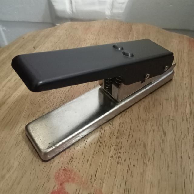 guitar pick punch อุปกรณ์ทำปิ๊กกีตาร์ สามารถเจาะตัดแผ่นพลาสติก ไม้ หนัง เช่นบัตรพลาสติกที่ไม่ใช้แล้ว แก้วพลาสติก กระดาษแข็ง จะได้ปิ๊กขนาดมาตราฐาน รูปที่ 3