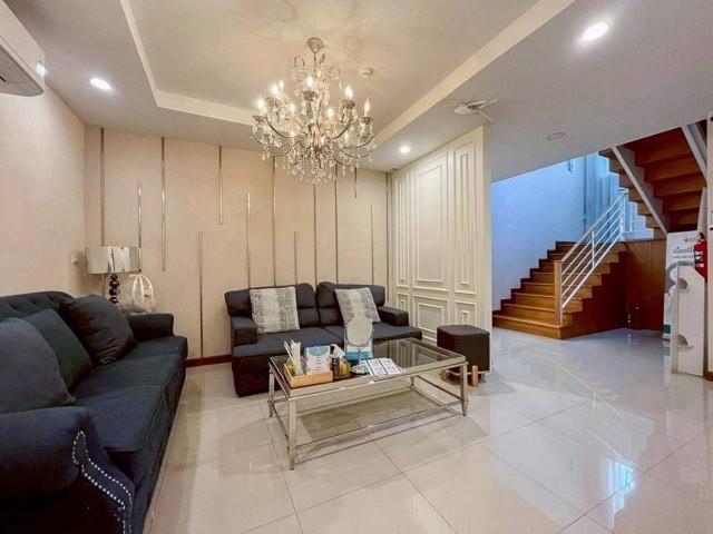 ให้เช่าบ้านเดี่ยว 2 ชั้น 120 ตร.วา ติดถนนเลียบด่วนรามอินทรา ใกล้ central eastville ทำเลดี มีที่จอดรถด้านหน้า เหมาะเปิดคลีความงาม   2