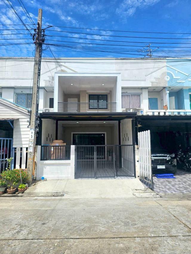 หมู่บ้านนครทองปาร์ควิว3  บางบัวทองทาวน์เฮ้าส์ 2 ชั้น ถนนเมน ตกแต่งใหม่พร้อมอยู่ มีระเบียงด้านหน้า 1