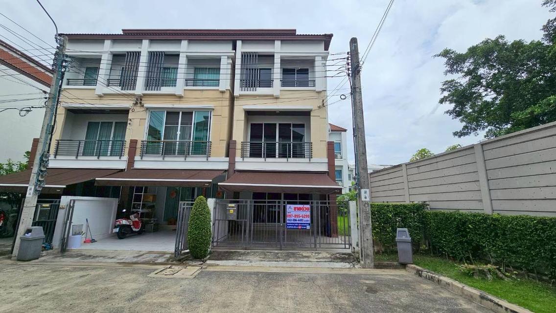 ขายด่วน ทาวน์โฮม 3 ชั้น หมู่บ้านกลางเมือง เกษตร - นวมินทร์  หลังริม เนื้อที่ 51.7 ตารางวา 3 ห้องนอน 3 ห้องน้ำ  2 จอด