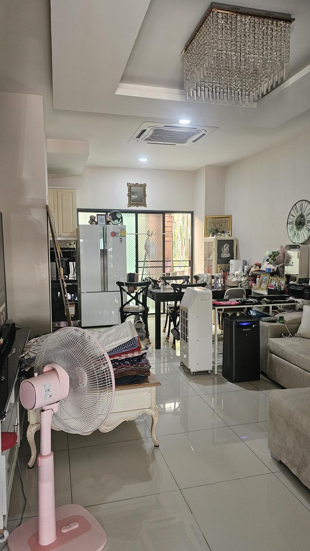 หมู่บ้าน บ้านกลางเมือง  ซอยกาญจนาภิเษก 23 แขวงทับช้างเขตสะพานสูง กรุงเทพฯ เลขที่ 99/51 ทาวน์โฮม 3 ชั้น 3 ห้องนอน 3 ห้องกินข้าวและห้องครัว ต่ 11