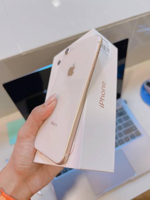 iPhone 8 64g เครื่องศูนย์ไทย สวยมาก สภาพ : 98%  ราคา : 7,900  อุปกรณ์ : ครบกล่อง ยกเว้นหูฟัง ประกันร้าน 1 เดือน 3