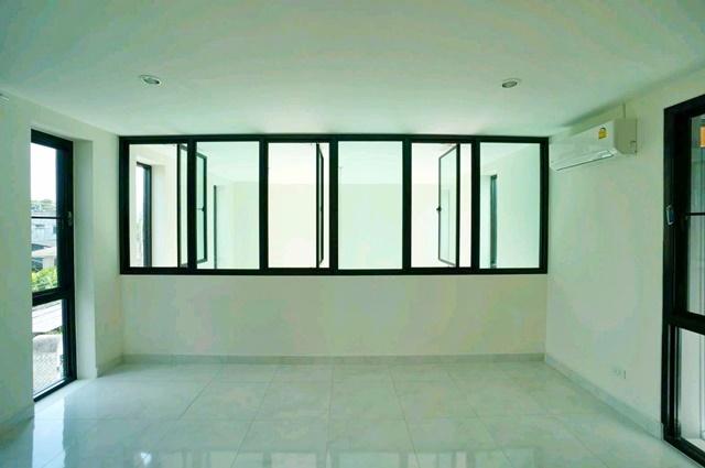 MRTลาดพร้าว 965ม. รัชดา-ลาดพร้าว ใกล้ ให้เช่า Home Office 4ชั้น 50 ตร.ว. 300 ตร.ม. เซ็นทรัลพลาซา ลาดพร้าว จอดรถได้ 6 คัน 6