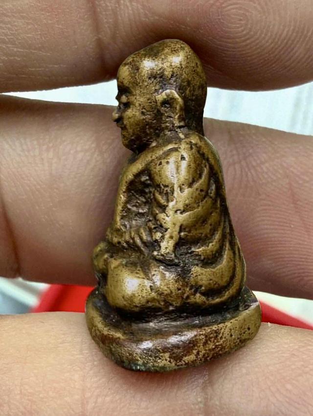 หลวงพ่อเงินพิมพ์นิยมราคาแบ่งปัน 3,500 บาทครับ