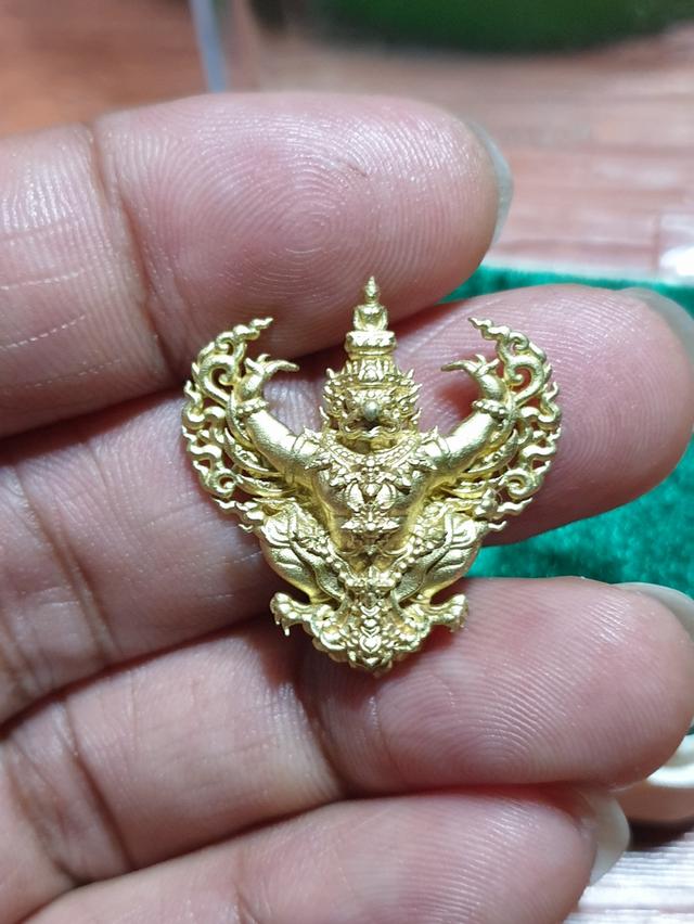 พญาครุฑครูบาอริยชาติ รุ่นแรก วัดแสงแก้วโพธิญาณ เชียงราย เนื้อทองฝาบาตร รูปย่อยที่ 3